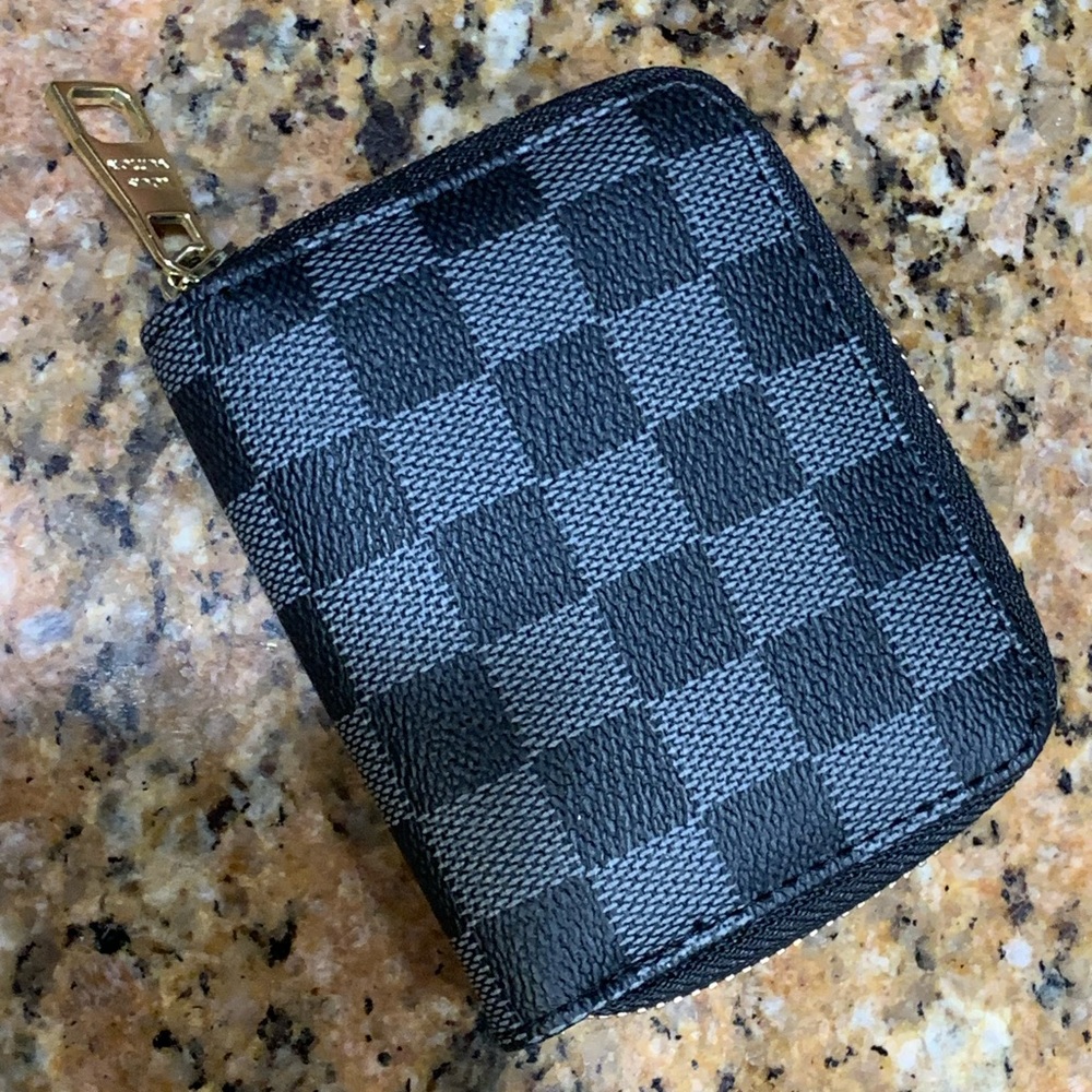 Brand new rare and collectible compacted Louis Vuitton unisex credit card holder - Picture 11 of 17
